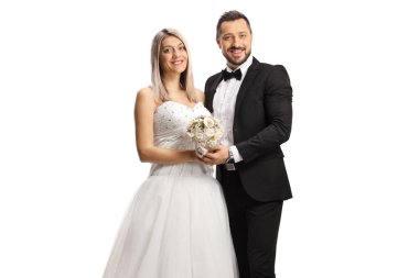 Beyaz arka planda izole edilmiş mutlu bir gelin ve damat.