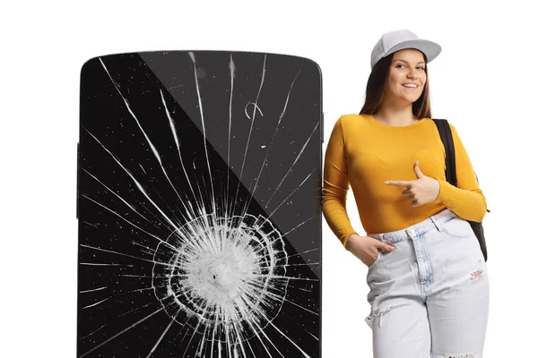 Młoda Kobieta Opierająca Się Telefonie Komórkowym Pękniętym Ekranem Wskazująca Odizolowane — Zdjęcie stockowe