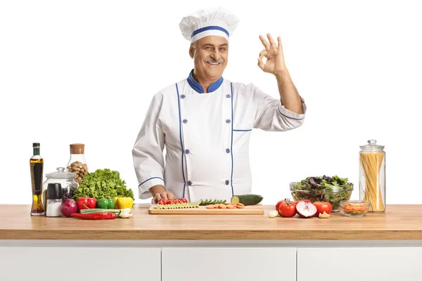 Chef Macho Maduro Posando Detrás Mostrador Con Verduras Gesto Bueno — Foto de Stock