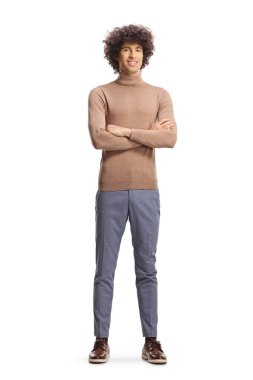 Beyaz arka planda izole edilmiş kıvırcık saçlı, poz veren ve gülümseyen zarif genç bir adamın tam boy portresi.