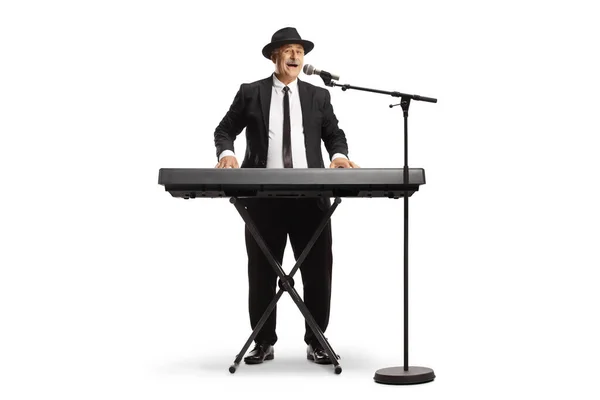 Hombre Maduro Traje Corbata Tocando Piano Digital Cantando Sobre Micrófono — Foto de Stock