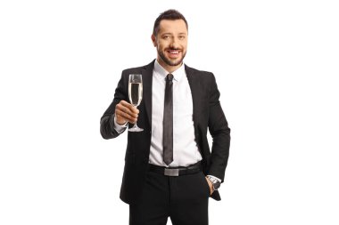 Beyaz arka planda izole edilmiş kameraya gülümseyen bir bardak şampanyası olan iş adamı.