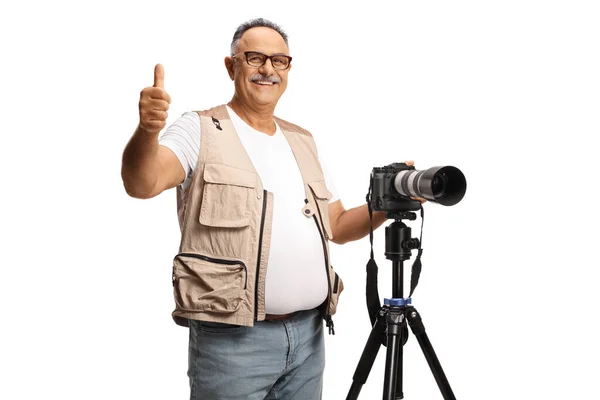 Volwassen Man Fotograaf Met Een Camera Een Stand Gebaren Duimen — Stockfoto