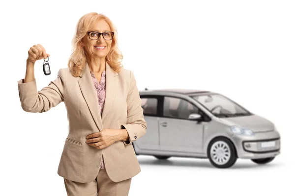 Usmívající Žena Drží Klíček Auta Před Stříbrné Auto Izolované Bílém — Stock fotografie