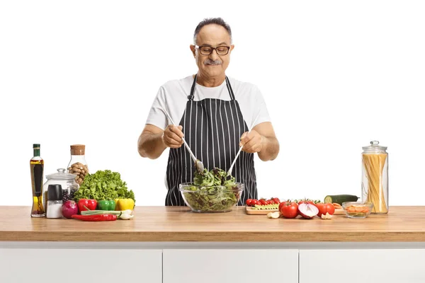 Homme Mûr Mélangeant Une Salade Dans Bol Sur Comptoir Cuisine — Photo