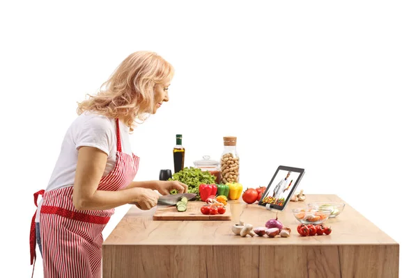 Colpo Laterale Una Donna Matura Che Cucina Guarda Video Tablet — Foto Stock