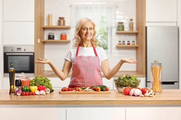 Hemmafru Förkläde Och Står Bakom Köksbänken Med Grönsaker — Stockfoto