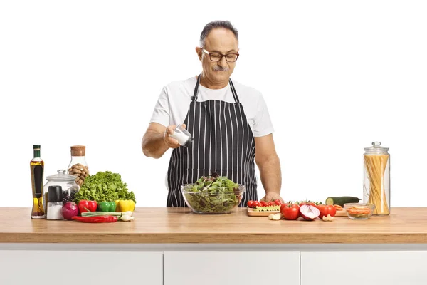 Homme Mûr Saler Une Salade Sur Comptoir Cuisine Avec Des — Photo