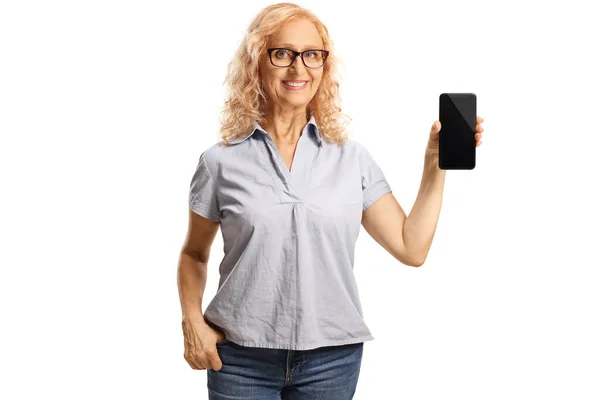 Casual Mogen Kvinna Som Visar Smartphone Isolerad Vit Bakgrund — Stockfoto