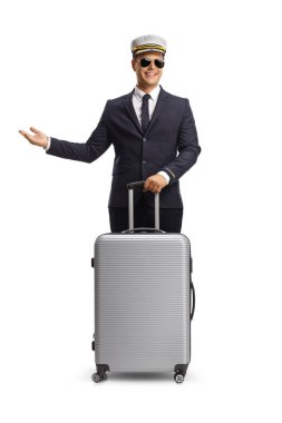 Elinde bavulla duran ve beyaz arka planda elle izole edilmiş genç bir pilot.