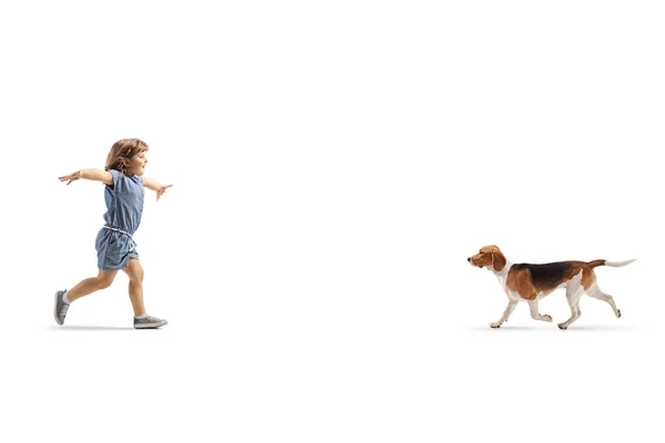 Imagen Perfil Completo Una Niña Feliz Corriendo Abrazar Perro Aislado — Foto de Stock
