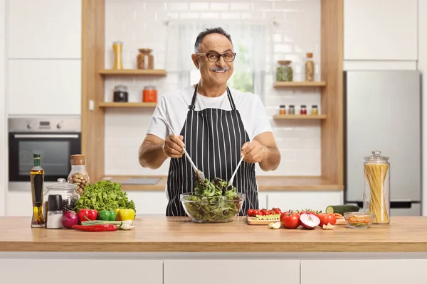 Mature Homme Préparant Une Salade Sur Comptoir Cuisine Souriant Caméra — Photo