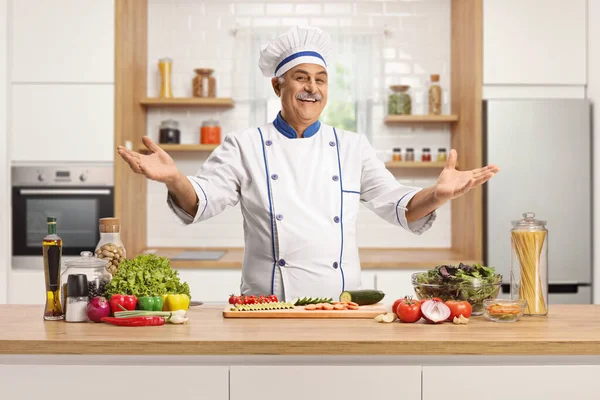 Maduro Chef Masculino Extendiendo Los Brazos Detrás Mostrador Cocina Sonriendo — Foto de Stock