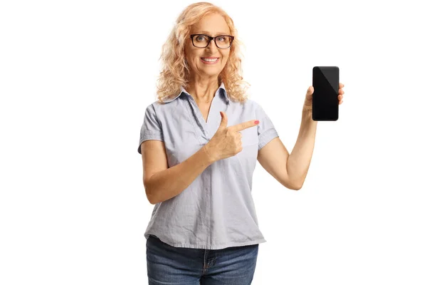 Casual Dojrzała Kobieta Trzyma Smartfona Wskazując Ekran Odizolowany Białym Tle — Zdjęcie stockowe