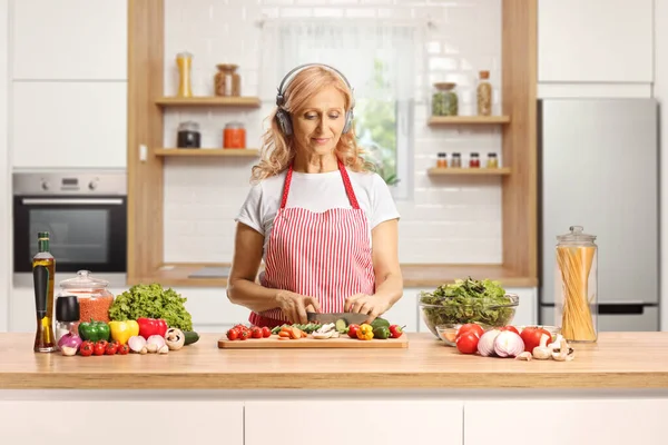Vrouw Kookt Een Aanrecht Luistert Naar Muziek Met Hoofdtelefoon — Stockfoto