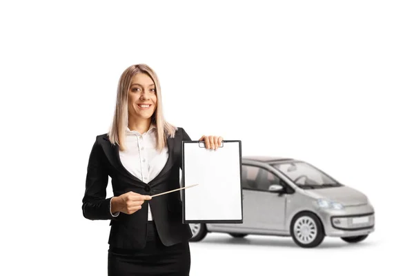 白い背景に隔離された車の前にクリップボード付きの紙を提示ビジネスマンの女性 — ストック写真
