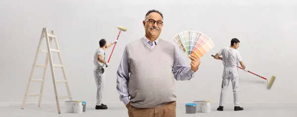 Volwassen Man Met Een Kleurenpalet Schilder Die Achterin Werkt — Stockfoto
