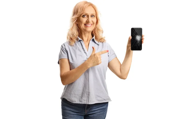 Casual Dojrzała Kobieta Trzyma Smartfona Wskazując Zepsuty Ekran Odizolowany Białym — Zdjęcie stockowe