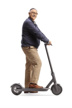 Olgun bir adam elektrikli scooterıyla beyaz arka planda kameraya bakıyor.