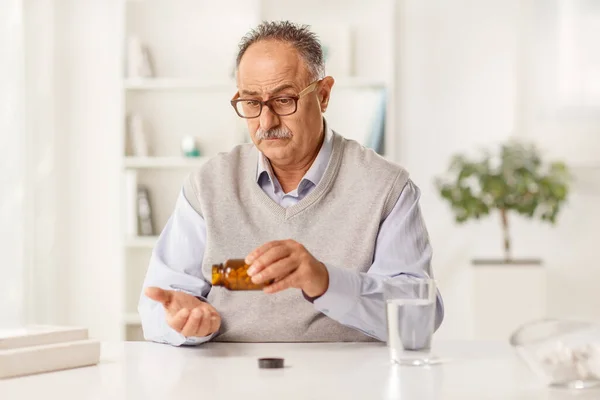 Pensive Starší Muž Doma Užívat Pilulky Láhve — Stock fotografie