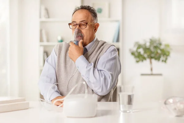 Olgun Bir Adam Evde Nebulizör Kullanıyor — Stok fotoğraf