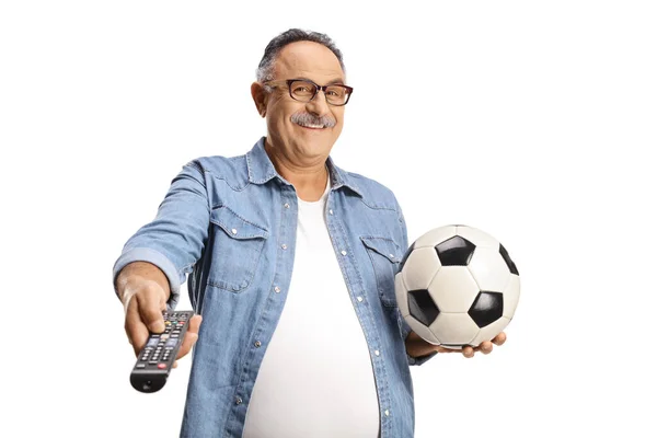 Casual Maduro Homem Segurando Uma Bola Futebol Controle Remoto Isolado — Fotografia de Stock