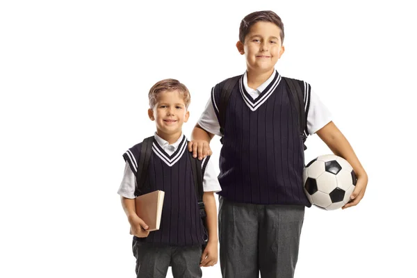 Broeders Dragen Schooluniformen Houden Een Voetbal Geïsoleerd Witte Achtergrond — Stockfoto