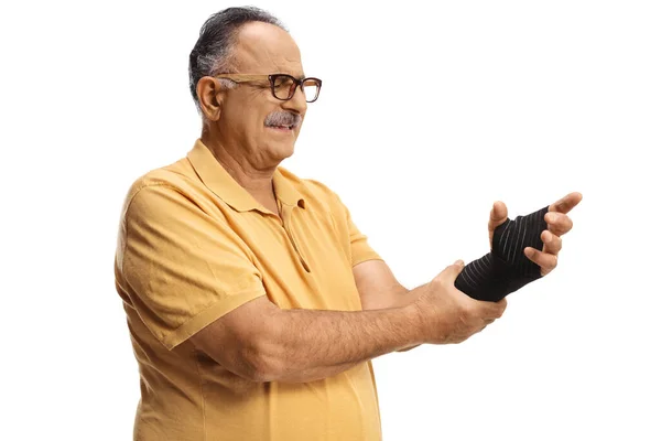 Ältere Mann Schmerzen Tragen Ein Elastisches Armband Isoliert Auf Weißem — Stockfoto