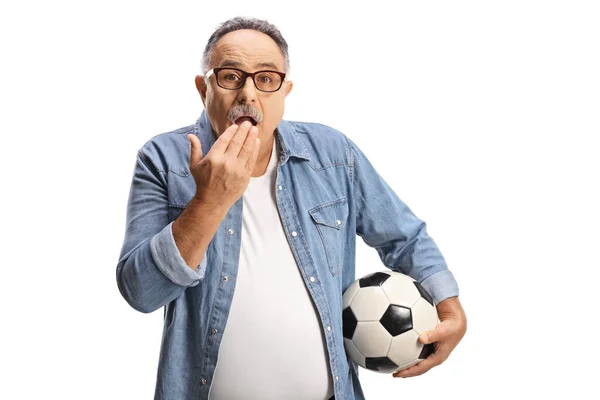 Chocado Maduro Homem Segurando Futebol Cobrindo Sua Boca Isolado Branco — Fotografia de Stock