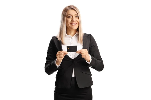 Jonge Glimlachende Zakenvrouw Met Een Creditcard Geïsoleerd Witte Achtergrond — Stockfoto