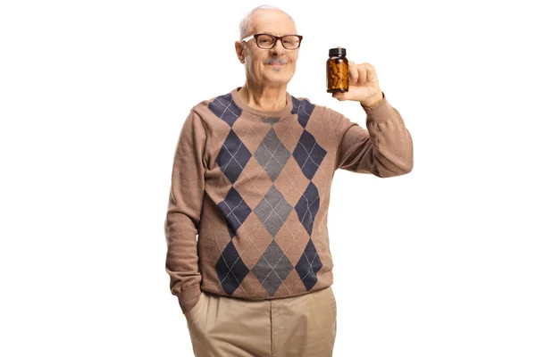Starší Muž Drží Láhev Pilulek Izolovaných Bílém Pozadí — Stock fotografie