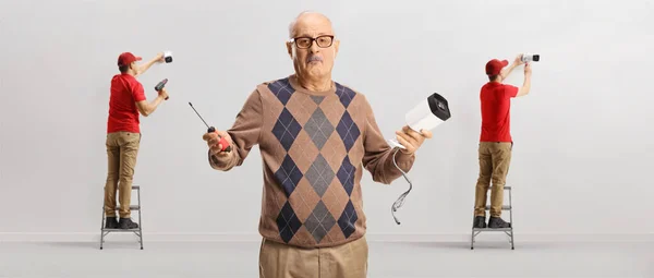 Hombre Confundido Sosteniendo Una Cámara Seguridad Destornillador Técnicos Instalando Cctv — Foto de Stock