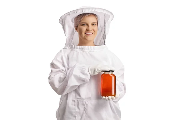 Jovem Fêmea Apicultor Uniforme Segurando Frasco Mel Sorrindo Isolado Fundo — Fotografia de Stock