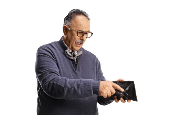 Starší Muž Při Pohledu Jeho Prázdné Peněženky Izolované Bílém Pozadí — Stock fotografie