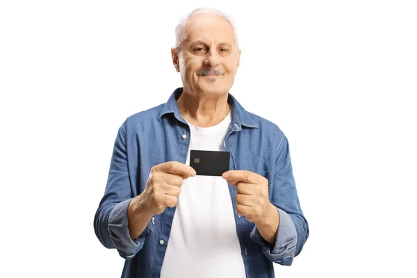 Starší Muž Držící Kreditní Kartu Izolované Bílém Pozadí — Stock fotografie