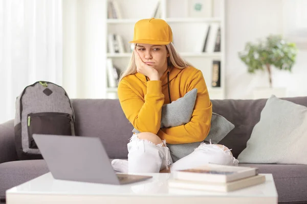 Mujer Joven Triste Sentada Sofá Casa Sosteniendo Cojín Con Una — Foto de Stock