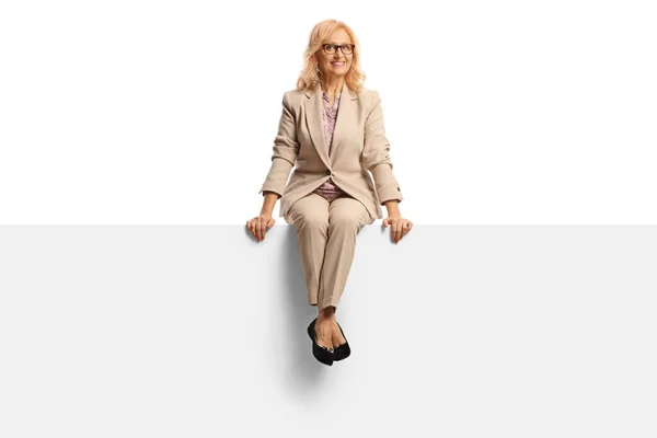 Retrato Comprimento Total Uma Mulher Profissional Com Óculos Sentados Painel — Fotografia de Stock