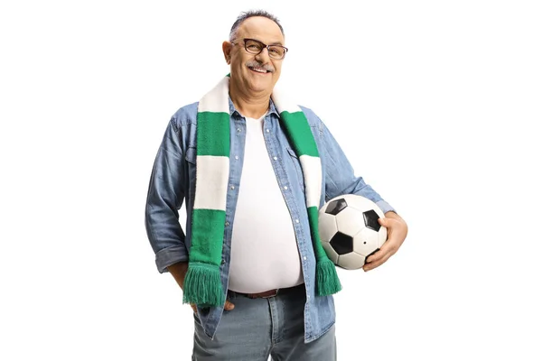 Dojrzały Mężczyzna Piłką Nożną Szalikiem Uśmiechnięty Kamery Odizolowany Białym Tle — Zdjęcie stockowe