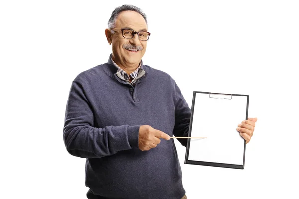 Dojrzały Mężczyzna Uśmiechający Się Prezentujący Dokument Notatnikiem Odizolowanym Białym Tle — Zdjęcie stockowe