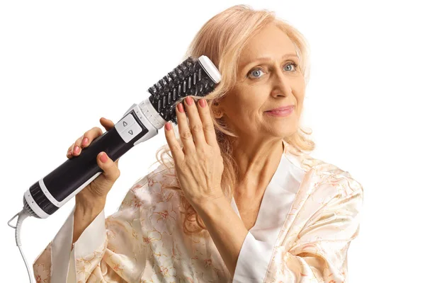 Mulher Madura Bonita Usando Uma Escova Cabelo Quente Isolada Fundo — Fotografia de Stock