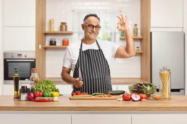 Mature Homme Derrière Comptoir Cuisine Tenant Couteau Geste Signe — Photo