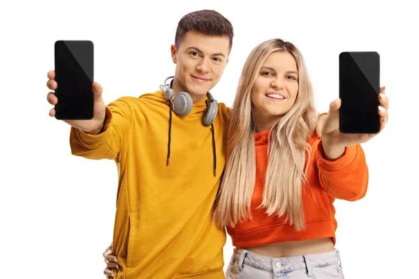 Adolescente Masculino Feminino Mostrando Smartphones Sorrindo Isolado Fundo Branco — Fotografia de Stock