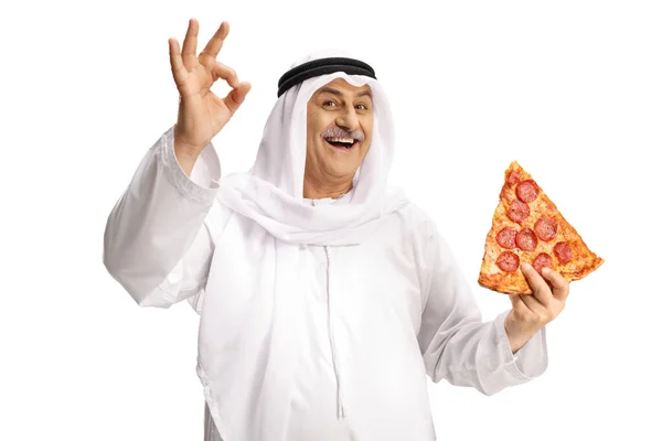 Gammal Arabiska Man Etniska Kläder Som Håller Skiva Pepperoni Pizza — Stockfoto