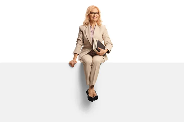 Retrato Completo Una Mujer Con Gafas Sentada Panel Blanco Sosteniendo — Foto de Stock