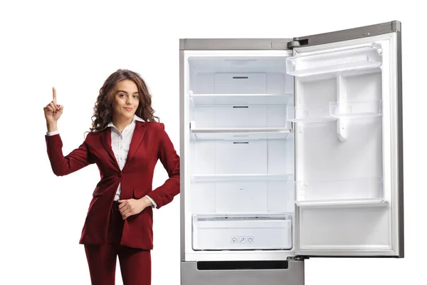 Επαγγελματική Γυναίκα Δείχνει Προς Πάνω Και Ακουμπά Ένα Ψυγείο Απομονωμένο — Φωτογραφία Αρχείου
