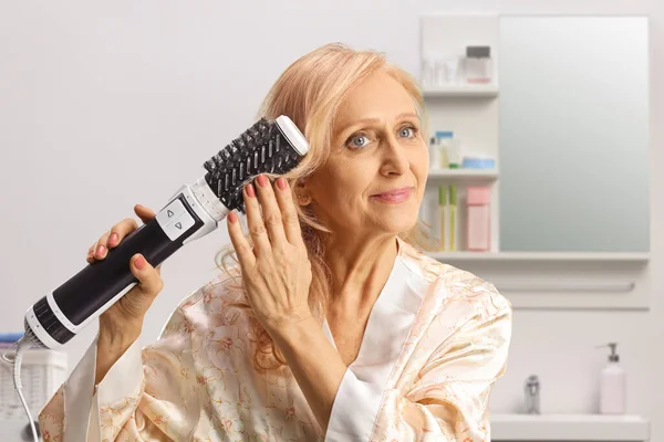 Bella Donna Matura Accappatoio Utilizzando Una Spazzola Capelli Aria Calda — Foto Stock