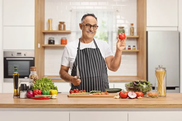 Homme Mûr Derrière Comptoir Tenant Couteau Une Tomate Dans Une — Photo