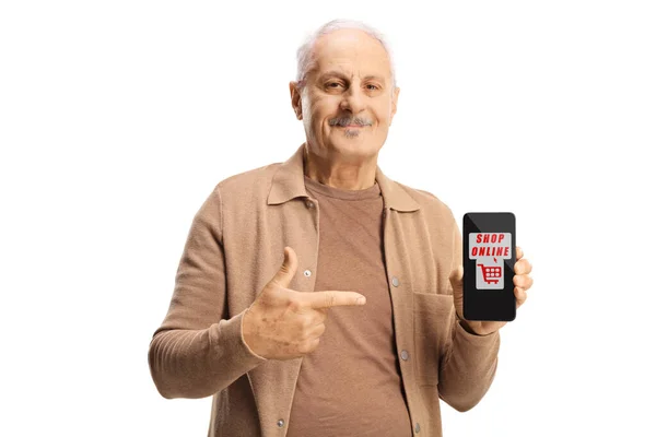 Volwassen Man Wijst Naar Een Smartphone Met Tekstwinkel Online Geïsoleerd — Stockfoto