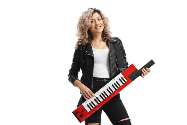 Női Zenész Játszik Egy Keytar Szintetizátor Elszigetelt Fehér Alapon — Stock Fotó