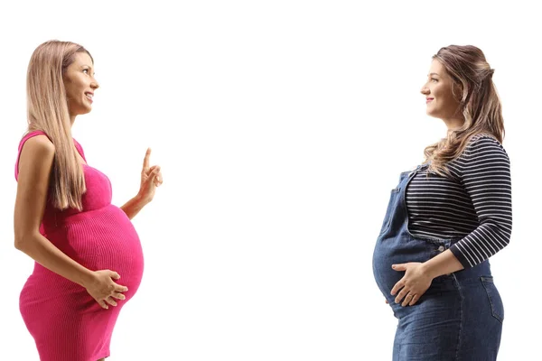 Donne Incinte Avendo Una Conversazione Isolata Sfondo Bianco — Foto Stock